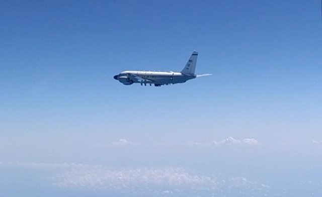 Самолет-разведчик США RC-135, перехваченный российским Су-27 над Черным морем