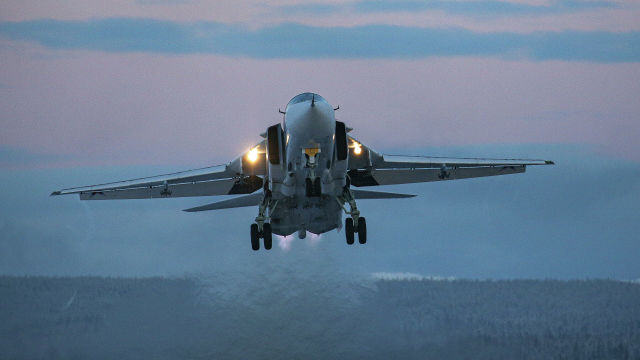 Самолет Су-24 во время учебно-тренировочных полетов в Мурманской области