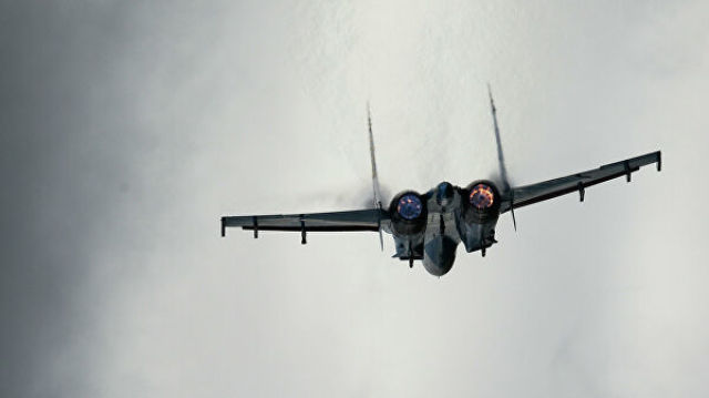Самолет Су-27 во время показательных учений
