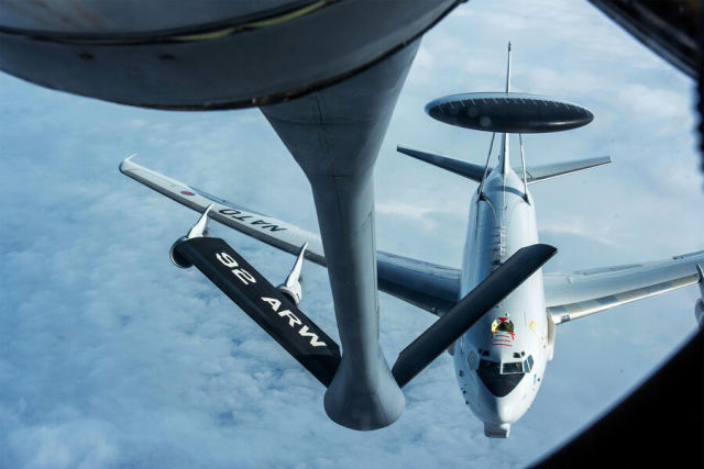 Самолет E-3 AWACS приближается к танкеру KC-135 Stratotanker для дозаправки над Румынией, 2022 год