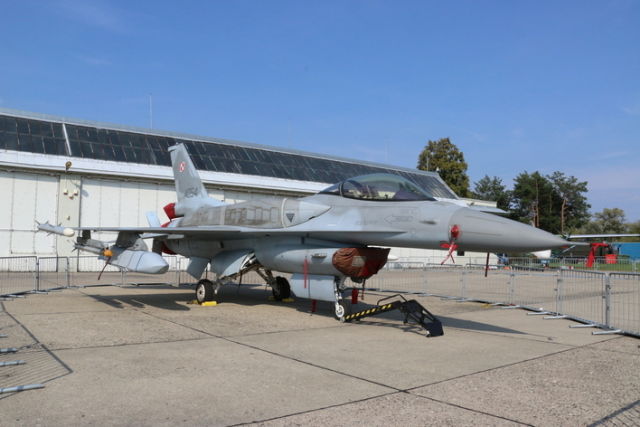 Самолет F-16C Jastrz&#261;b ВВС Польши