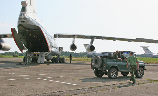 Самолет с российским военнослужащими и техникой разгружаются в аэропорту Сухуми, Абхазия