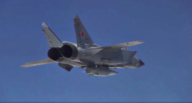 Самолет ВКС России с гиперзвуковой ракетой Кинжал. Архивное фото