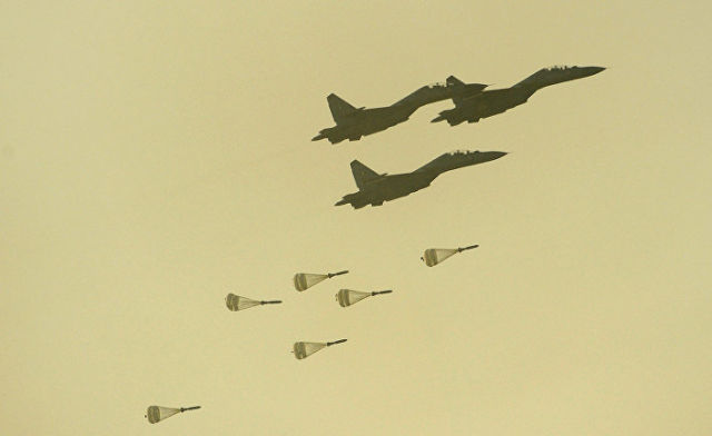 Самолеты ВВС Индии Су-30 во время учений "Железный Кулак-2013" в Похране