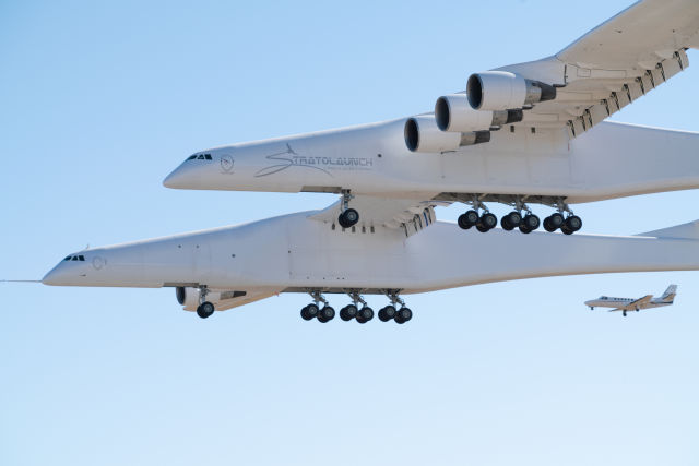 Самый большой в мире самолет-носитель Stratolaunch Model 351 авиационно-космической системы "воздушного старта" Stratolaunch американской компании Stratolaunch Systems в первом полете. Мохаве (Калифорния), 13.04.2019