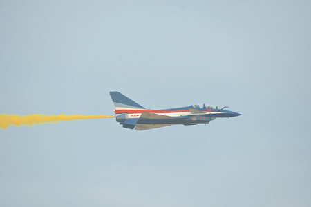 Самым многочисленным среди истребителей ВВС НОАК является легкий одномоторный J-10. Фото Владимира Карнозова
