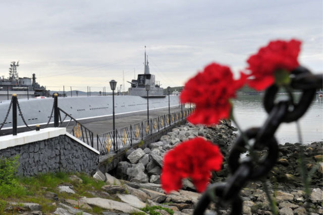 Санкт-Петербург скорбит. Власти города уже пообещали оказать поддержку семьям погибших моряков.