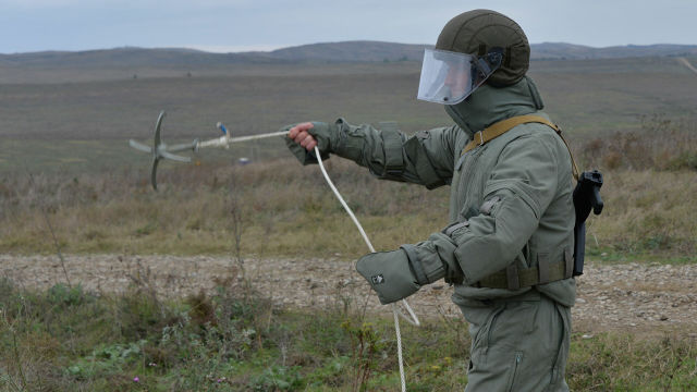 Сапер инженерных войск с "кошкой" для разминирования взрывных устройств в Грозненском районе Чечнb