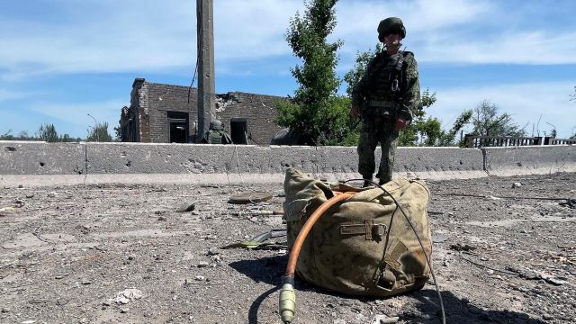 Саперы Международного противоминного центра Вооруженных сил России проводят разминирование окрестностей "Азовстали"