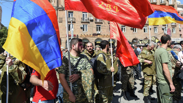 Сбор добровольцев, после объявления военного положения и всеобщей мобилизации в Ереване, Армения, 27 сентября 2020