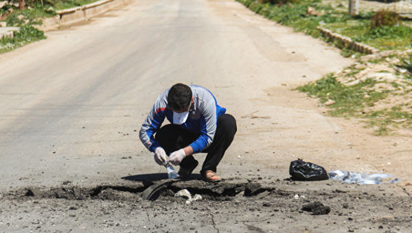 Сбор образцов почвы после химической атаки в городе Хан-Шейхун, Сирия. Архивное фото