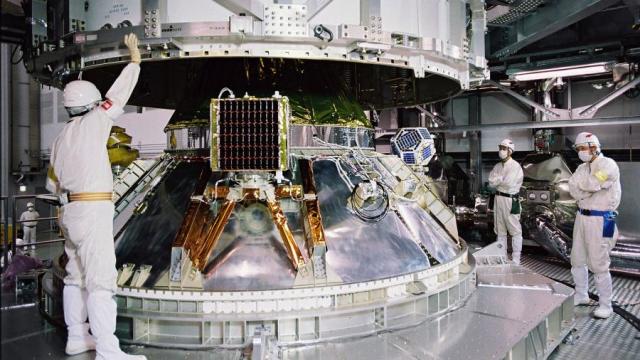 Сборка ракеты с космическим зондом «Хаябуса-2», 17 ноября 2014 года