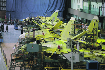 Сборка Су-30 на авиационном заводе корпорации «Иркут». Фото РИА Новости