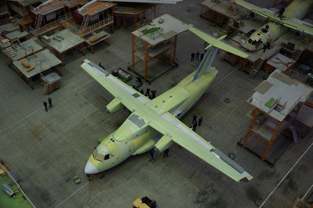 Сборка легкого многоцелевого военно-транспортного самолета Ил-112В в Воронеже. Архивное фото