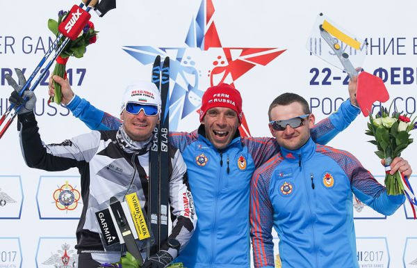 Болгарский спортсмен Станимир Беломажев, российские спортсмены Эдуард Хренников и Владимир Игнатов (слева направо), завоевавшие медали в мужском спринте на соревнованиях по ориентированию на лыжах