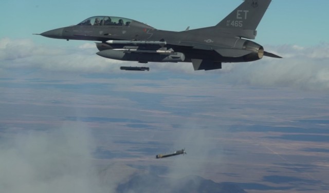 Сброс бомб GBU-39/B SDB с истребителя F-16