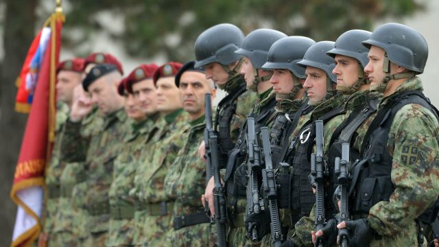 Сербские военнослужащие на церемонии открытия учений "Славянское братство"