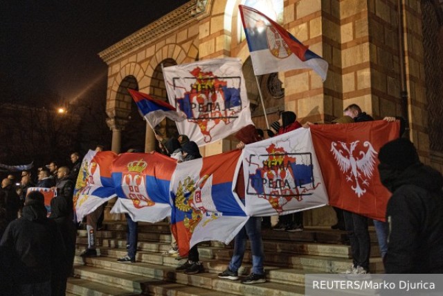 Сербы в Косово не расходятся с баррикад, а из Белграда их всячески подбадривают