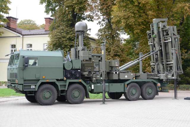Серийная самоходная пусковая установка iLauncher зенитных управляемых ракет MBDA CAMM на шасси польского военного автомобиля Jelcz P882.57 (8x8) в исполнении для польских зенитных комплексов Narew и Pilica+, октябрь 2022 года