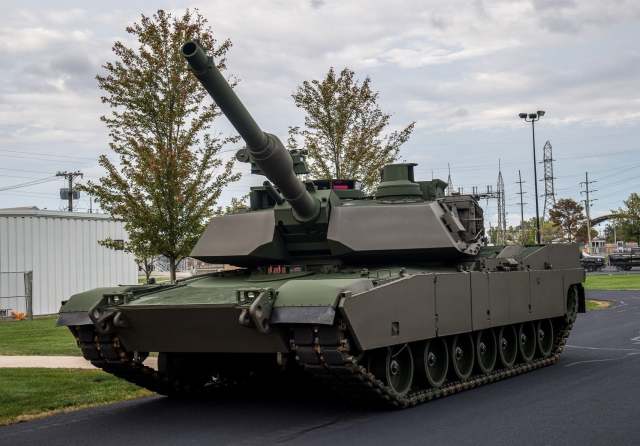 Серийный танк М1А2 SEP v.3 Abrams перед демонстрацией министру национальной обороны Польши Мариушу Блащаку на американском танковом заводе Joint Services Manufacturing Center (JSMC) в Лима (штат Огайо), 07.10.2021