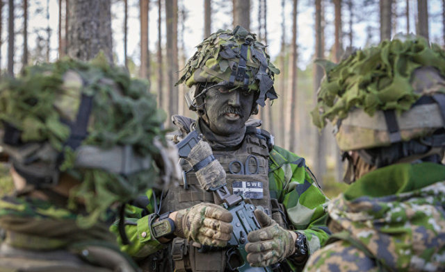 Сержант шведских вооруженных сил Никлас Шёгрен на учениях