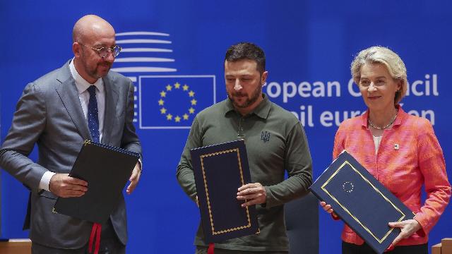 Шарль Мишель, Владимир Зеленский и Урсула фон дер Ляйен во время саммита ЕС в Брюсселе