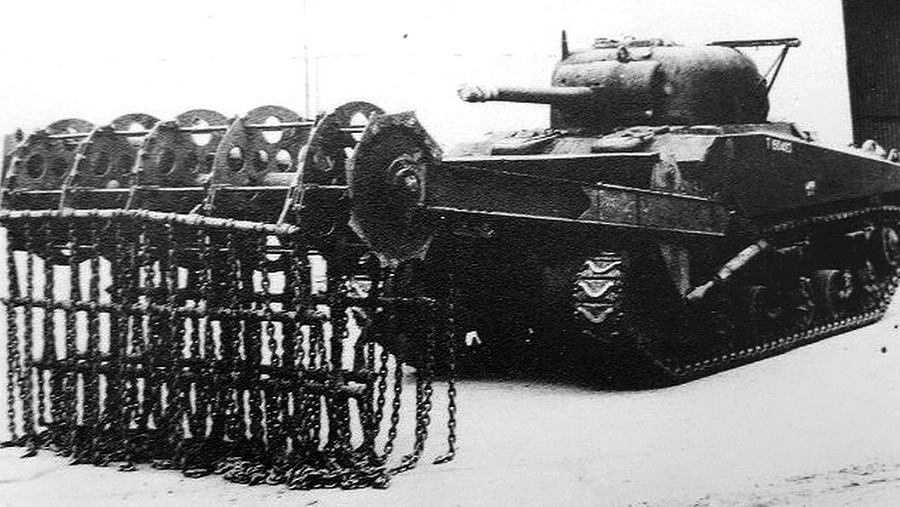 Шерман краб танк. Т-34 С минным тралом. Шерман с минным тралом. Противоминные катки для танка.