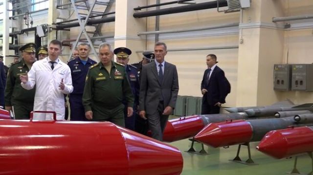 Шойгу на предприятии корпорации "Тактическое ракетное вооружение" в Подмосковье