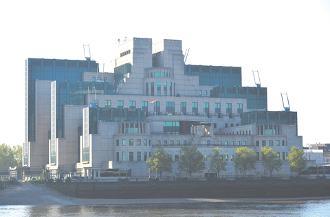 Штаб-квартира МИ-6 размещается ныне в здании «висячих садов» Восколл-Гарденз. Обиходное английское название офиса – Вавилон-на-Темзе. Фото Reuters