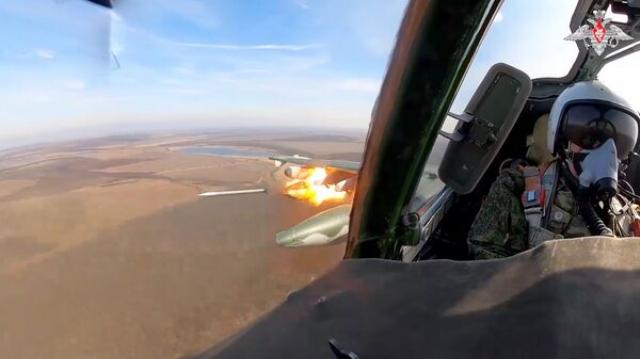 Штурмовик Су-25 наносит удар по подразделениям ВСУ