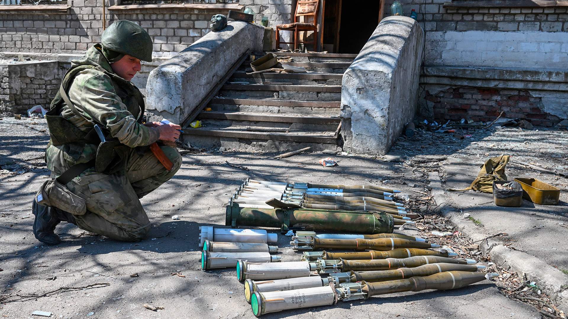 Новомихайловка днр обстановка на передовой. Военный склад. Российские войска в Мариуполе. Склад с оружием и боеприпасами. Саперы в Мариуполе.