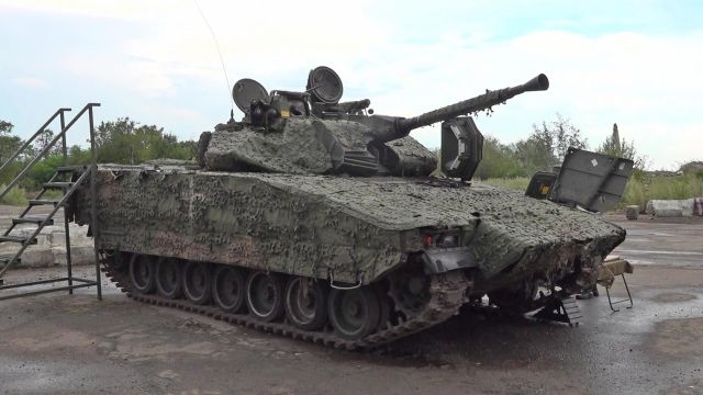 Шведская БМП CV-90, которая была брошена отступающими украинскими военнослужащими
