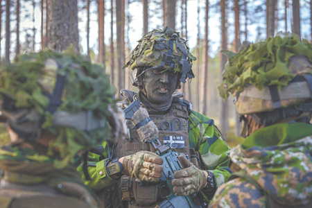 Шведским военным придется отказываться от оружия собственного производства при переходе на стандарты США и НАТО. Фото со страницы НАТО в Flickr