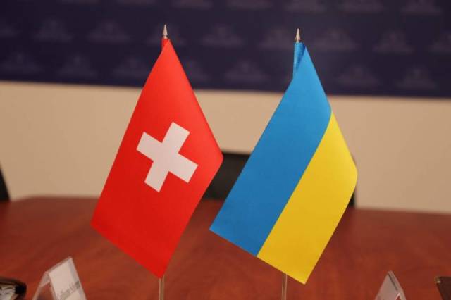 Флаги Швейцарии и Украины