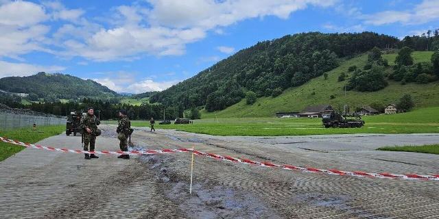Швейцарские военные охраняют место проведения мирной конференции по Украине на курорте Бюргеншток