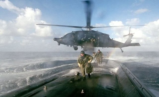 Силы специального назначения Армии США высаживаются на борт подлодки