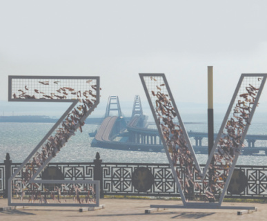 Символы российской спецоперации в порту Керчи с видом на Крымский мост. Фото Reuters