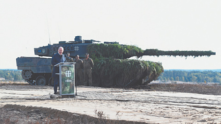 Символы сегодняшнего Бундесвера - танки «Леопард», которые не в силах помочь Украине, и канцлер Олаф Шольц со своей беспорядочной и непоследовательной военной политикой. Фото Reuters