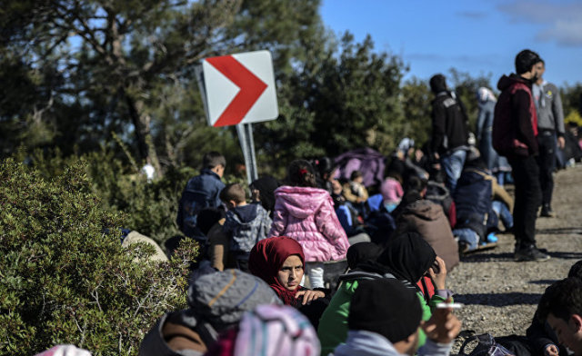 Сирийские беженцы пытаются добраться до греческого острова Лесбос через территорию Турции