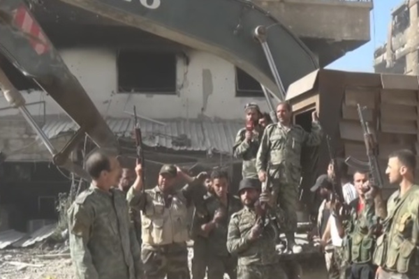 Сирийский бронеэкскаватор в Дамаске.