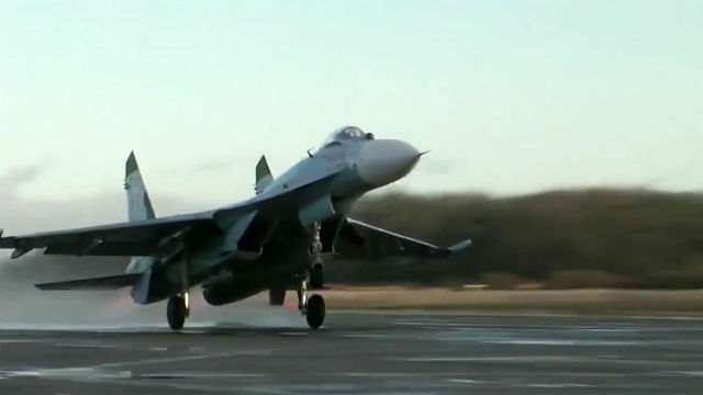 Скриншот видео перехвата истребителем Су-27 самолета-разведчика "Гольфстрим" ВВС Швеции