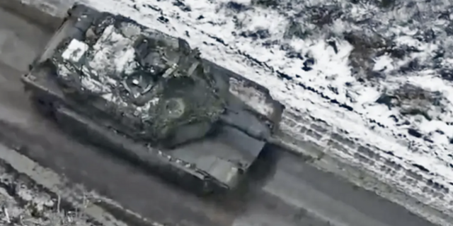 Скриншот видеозаписи боя M1A1 “Абрамс” (Abrams) ВСУ на Украине