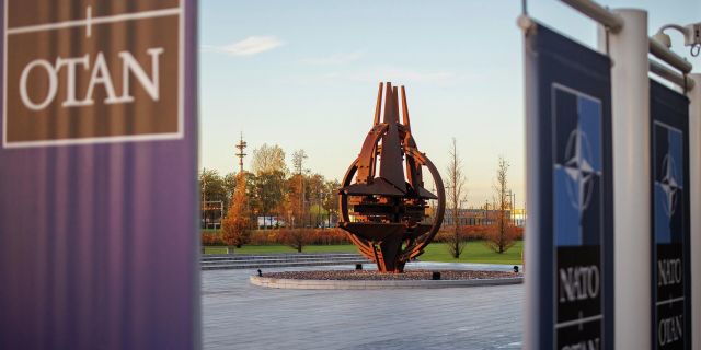 Скульптура возле штаб-квартиры НАТО в Брюсселе