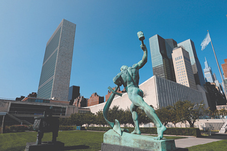 Скульптурная композиция Евгения Вучетича «Перекуем мечи на орала» перед комплексом зданий ООН в Нью-Йорке. Фото Reuters