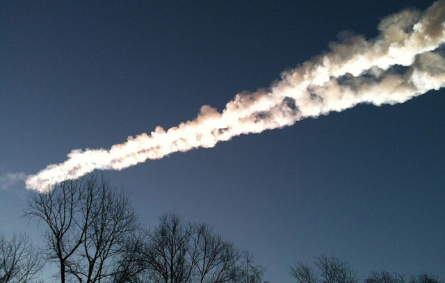 След от падения осколка метеорита в небе над Копейском