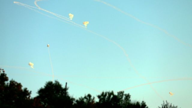 Следы от ракет в небе над Ашкелоном, Израиль
