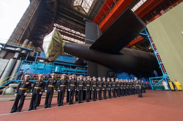 Служить на новой атомной подлодке будет экипаж во главе с капитаном 2 ранга Иваном Артюшиным.
