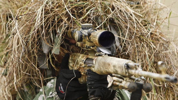 Снайпер на позиции во время учений бригады специального назначения ЮВО в Краснодарском крае