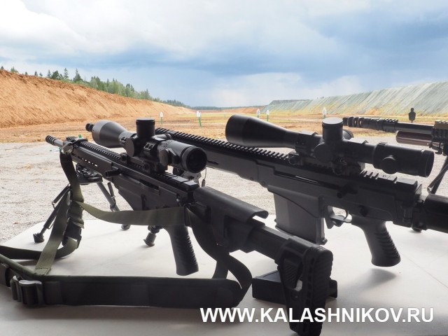 Снайперские полуавтоматы СВЧ концерна "Калашников" под патроны 7,62х51 мм (на переднем плане) и 8,6х70 мм (ОКР "Уголёк")