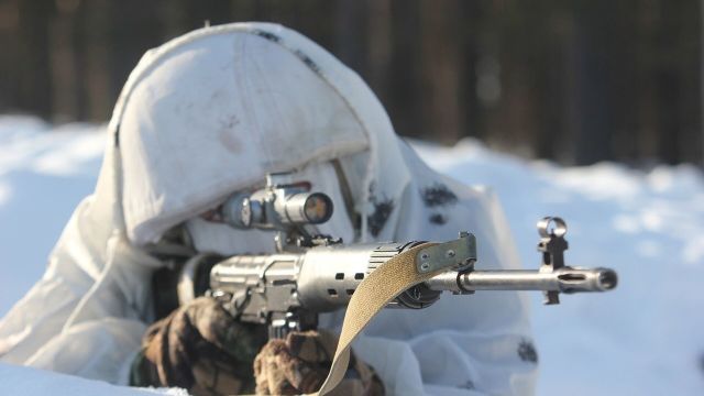 Снайперы отрабатывают стрельбу по мишеням с хаотичными траекториями движения